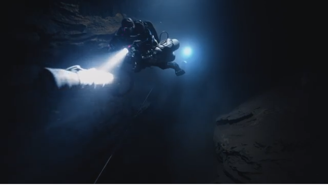 洞窟探検ダイビング